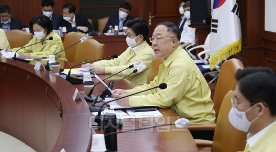 홍남기 경제부총리 겸 기획재정부 장관이 25일 오전 정부서울청사에서 열린 제8차 비상경제 중앙대책본부 회의를 주재하고 있다.  <연합뉴스>